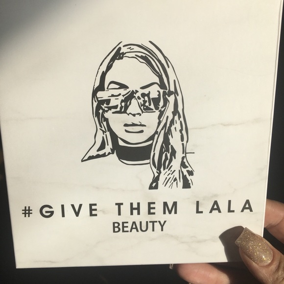 Brand new eye shadow - Picture 2 of 2